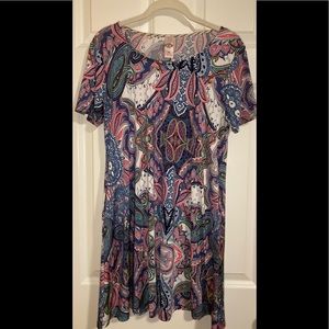 Pink Coconut Boutique paisley scoop neck dress with side pockets.